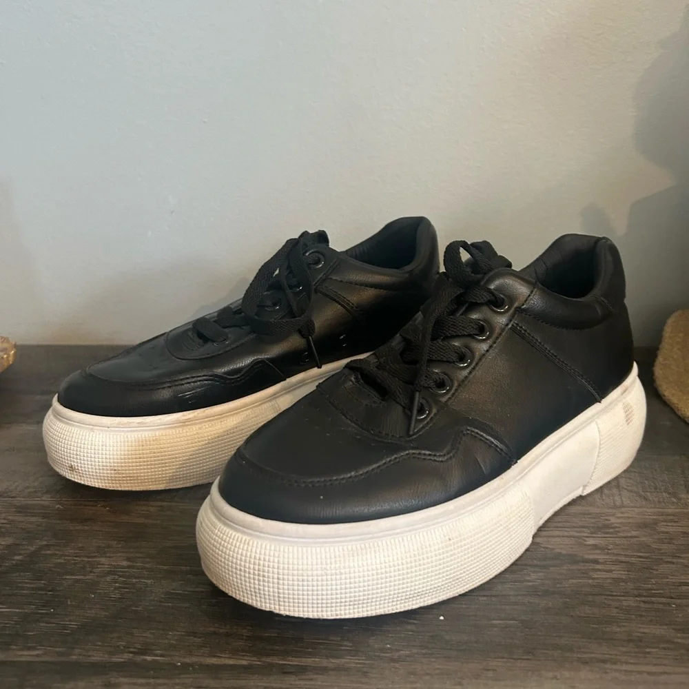 Ideal Shoes black lace-up platform sneakers